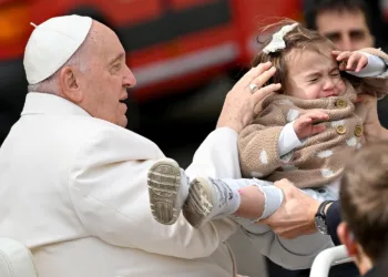 epaselect epa10548482 Pope Francis caresses a child at the end of his weekly general audience in Saint Peter's Square, Vatican City, 29 March 2023.  EPA/ETTORE FERRARI