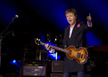 epa05360438 British musician and former Beatle Sir Paul McCartney performs at the Pinkpop festival in Landgraaf, The Netherlands, 12 June 2016.  EPA/PAUL BERGEN