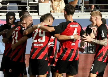 epa10810373 Frankfurt players celebrate after scoring the 1-0 lead during the German Bundesliga soccer match between Eintracht Frankfurt and SV Darmstadt 98 in Frankfurt, Germany, 20 August 2023.  EPA/RONALD WITTEK CONDITIONS - ATTENTION: The DFL regulations prohibit any use of photographs as image sequences and/or quasi-video.