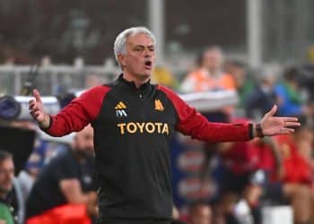 epa10888605 Roma's head coach Jose Mourinho gestures during the Italian Serie A match between Genoa CFC and AS Roma, in Genoa, Italy, 28 september 2023.  EPA/LUCA ZENNARO