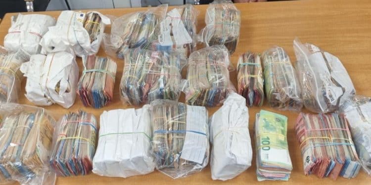 Прокуратурата в Хасково повдигна обвинения на двама
чужденци за недекларирана валута