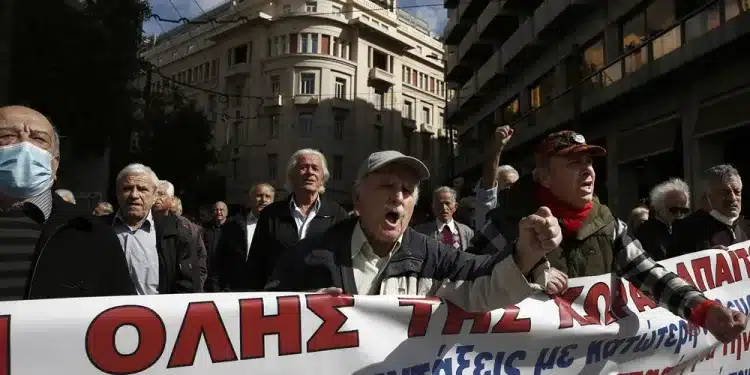 Пенсионерите в Гърция излязоха на протест