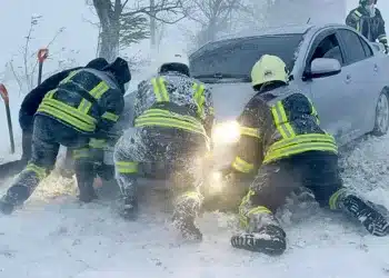 Снежна буря връхлетя