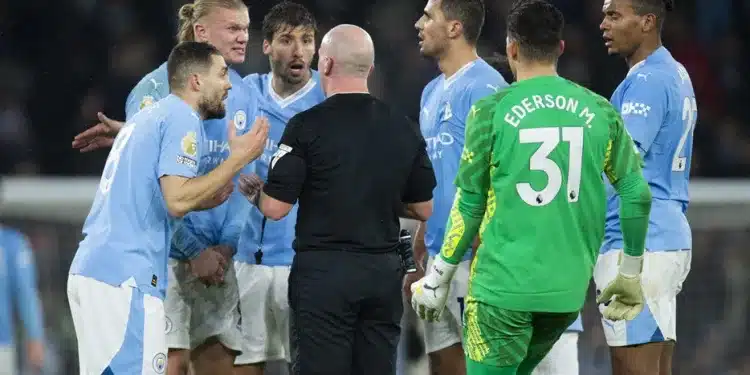 epa11009677 Manchester City players argue with the referee during the English Premier League soccer match between Manchester City and Tottenham Hotspur, in Manchester, Britian, 03 December 2023. EPA/PETER POWELL EDITORIAL USE ONLY. No use with unauthorized audio, video, data, fixture lists, club/league logos, 'live' services or NFTs. Online in-match use limited to 120 images, no video emulation. No use in betting, games or single club/league/player publications.