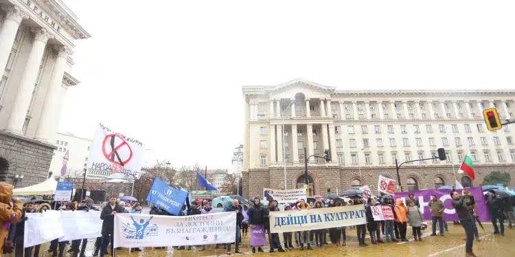 "Денков, слез!": Напрежение между полиция и протестиращи пред Министерски съвет