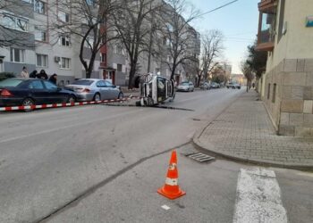 Патрулка се преобърна насред улицата! Полицаи са ранени и откарани в болница