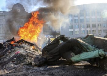 В Брюксел става страшно!: Тор, яйца и камъни летят по централата на ЕС... Палежи и водни оръдия...