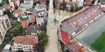 Поройни дъждове предизвикаха свлачища