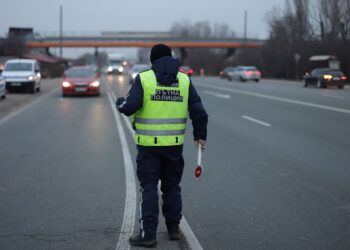 Променят правилата!: В целия ЕС ще глобяват за опасно изпреварване и пресичане на прекъсната линия. За какво още?