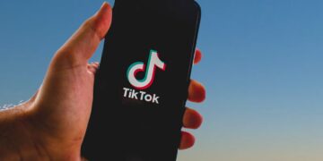 САЩ в потрес!: Бивш министър на Тръмп ще купи TikTok 