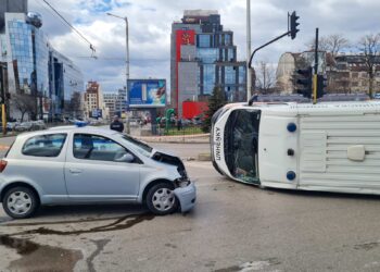 Тежка катастрофа в София!: Линейка се обърна след удар с лека кола, има ранени (СНИМКИ)