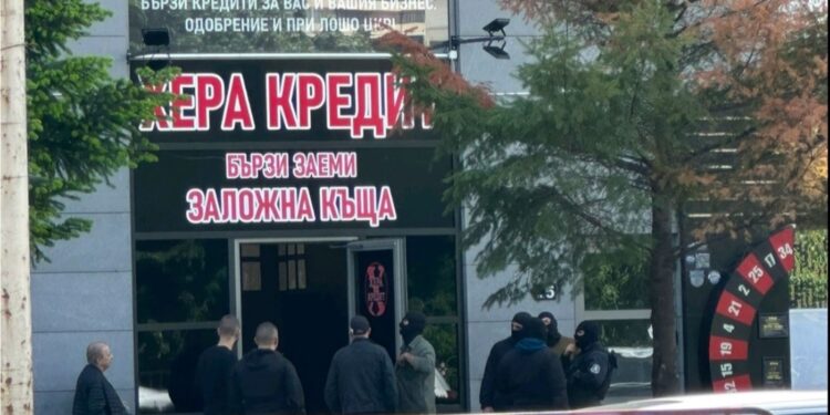 ЕКСКЛУЗИВНО В SAFENEWS!: ГДБОП удари офис за бързи кредити "ХЕРА КРЕДИТ", има задържани (СНИМКИ)