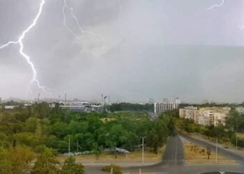 Жестока мълния удари в Пловдив, запали жилищен блок!