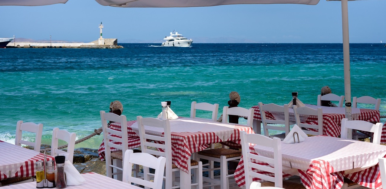 Гръцки остров дере туристи невиждано Посреща гостите с високи и