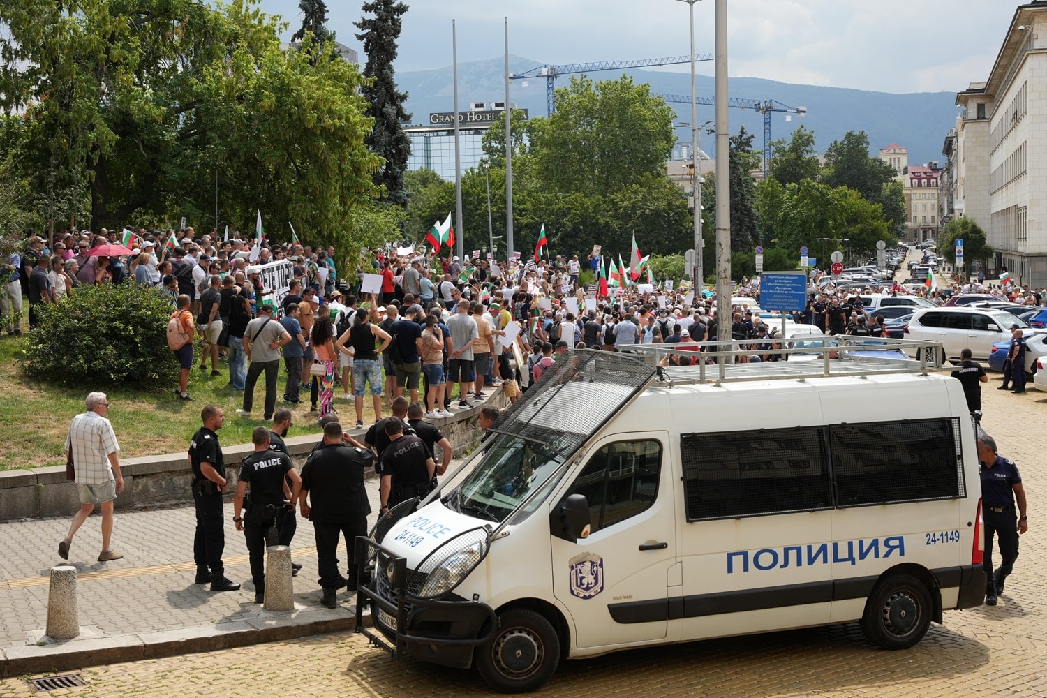 Центърът на София почерня от народ!: протестиращи излизат в подкрепа на Ивелин Михайлов (СНИМКИ/ВИДЕО)