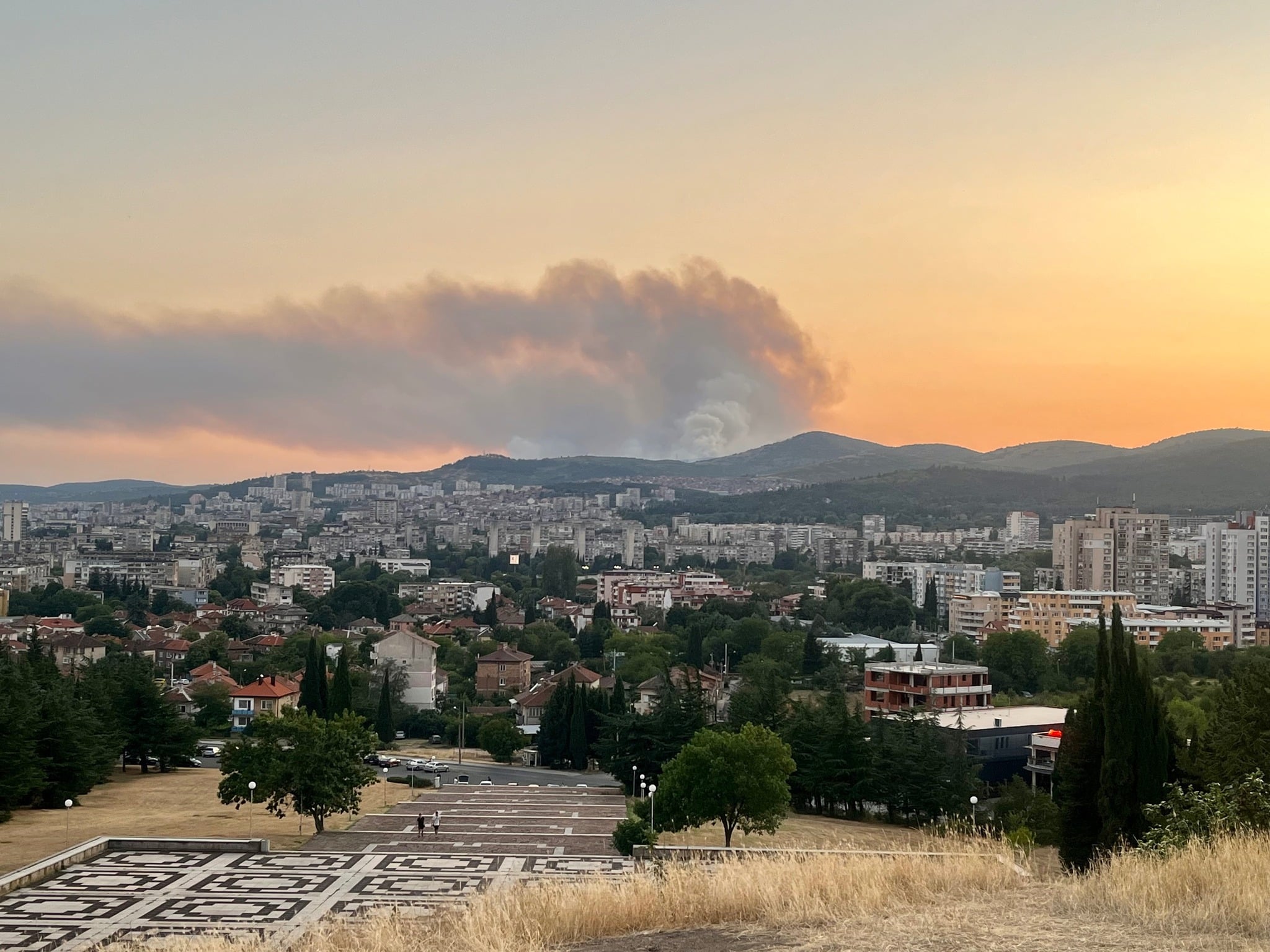 ИЗВЪНРЕДНО След Варна пламна и до Стара Загора Гъст дим