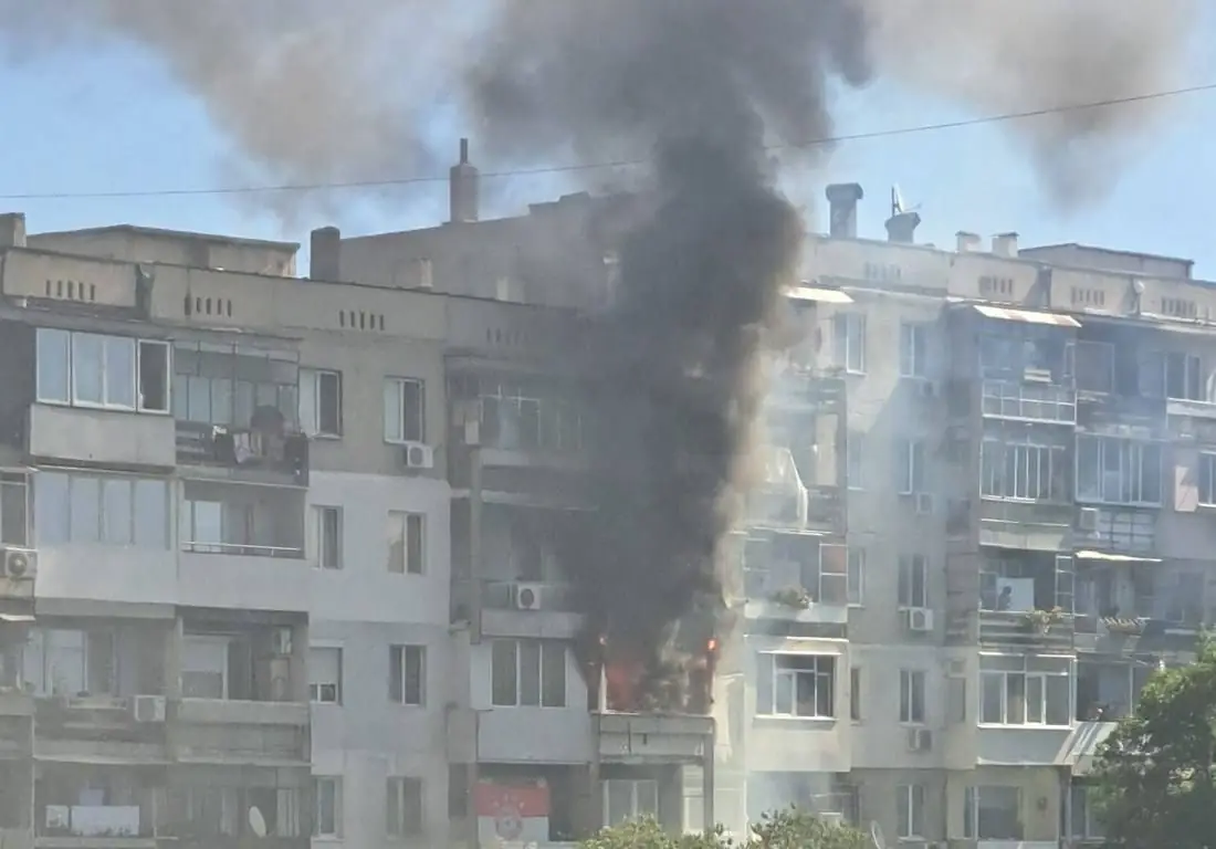 Ужас във Варна Пламна жилищен блок хората са в шок