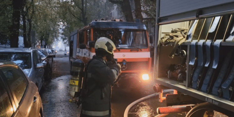 ИЗВЪНРЕДНО!: Гърмежи в центъра на Бургас, горят сгради и евакуират хора (СНИМКИ/ВИДЕО)