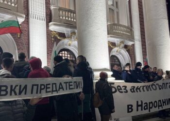 ПП с остра реакция срещу протеста пред Народния театър сред ескалация и бой между протестиращи и зрители, намесиха Държавна сигурност (СНИМКИ/ВИДЕО)