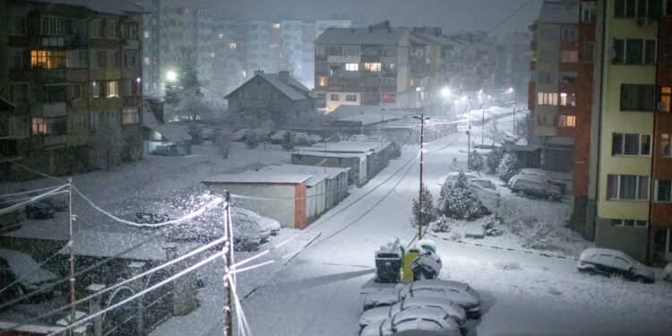 НИМХ с предупреждение: Значителни валежи над половин България!