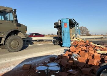 ИЗВЪНРЕДНО!: Тежка катастрофа на магистрала Тракия - военен камион се обърна, затруднено е движението (СНИМКИ)