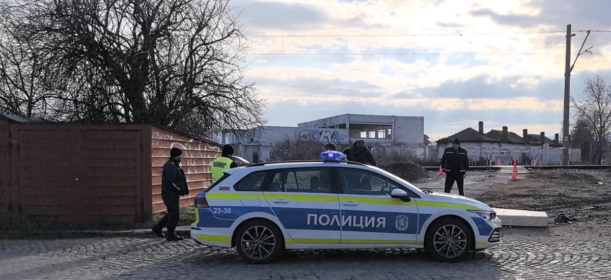 Влак помля жена на жп прелез в Казанлък Жената е