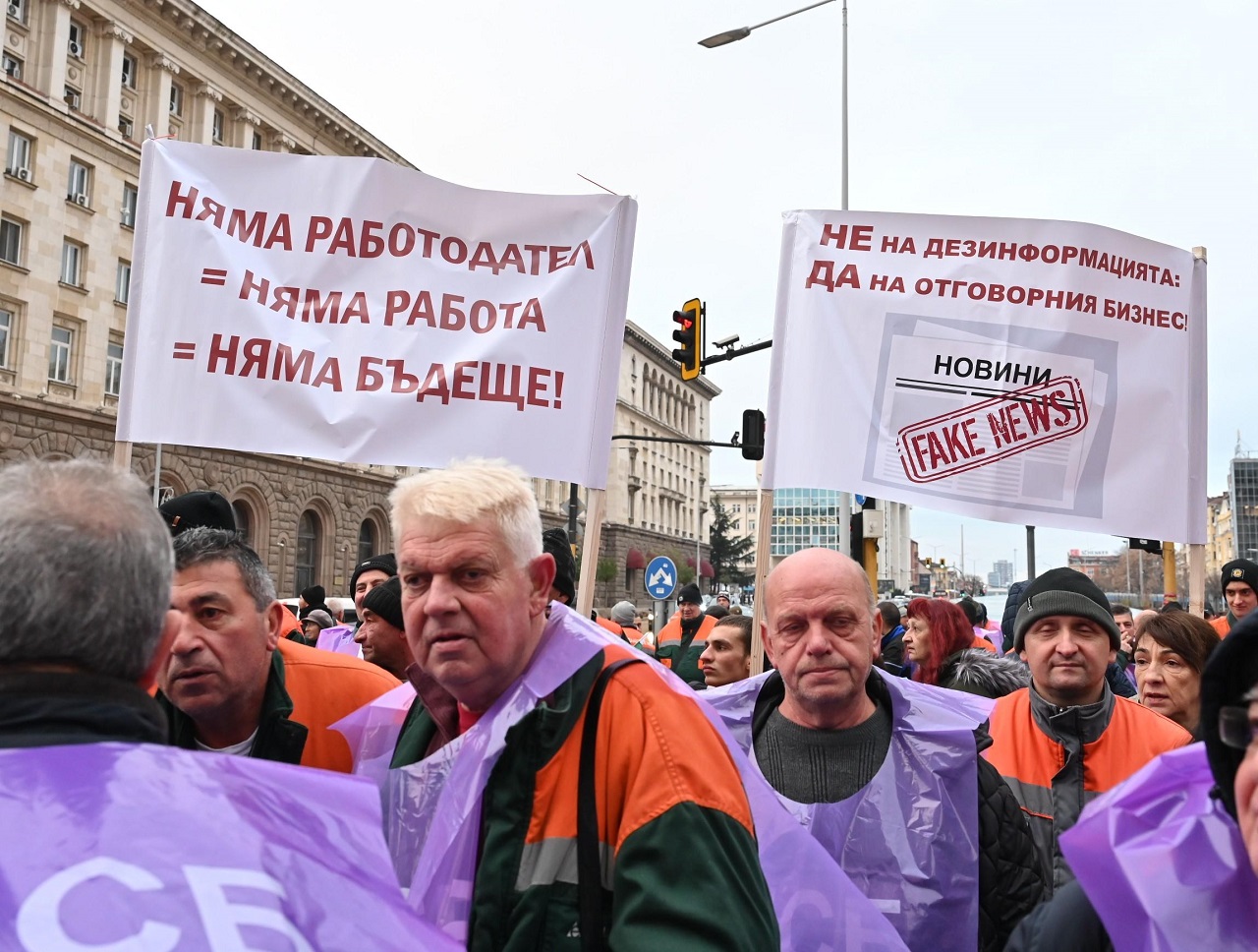 Напрежение пред Министерски съвет Стотици миньори излязоха тази сутрин на