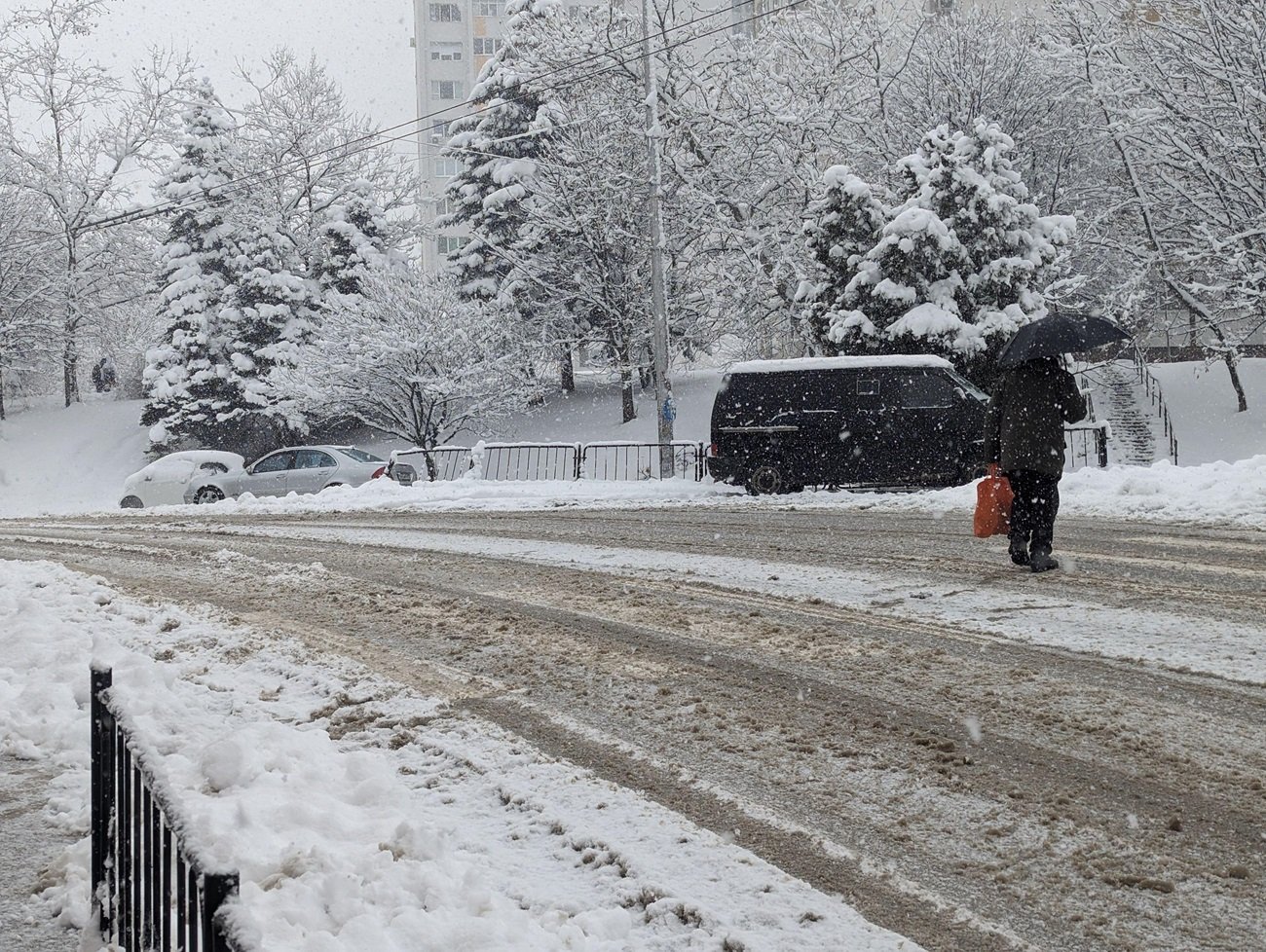 Усложнена е обстановката в много населени места в страната след