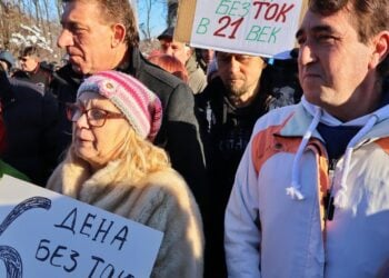 Ловеч, Троян и Габрово на протест: "Това е геноцид" (СНИМКИ)