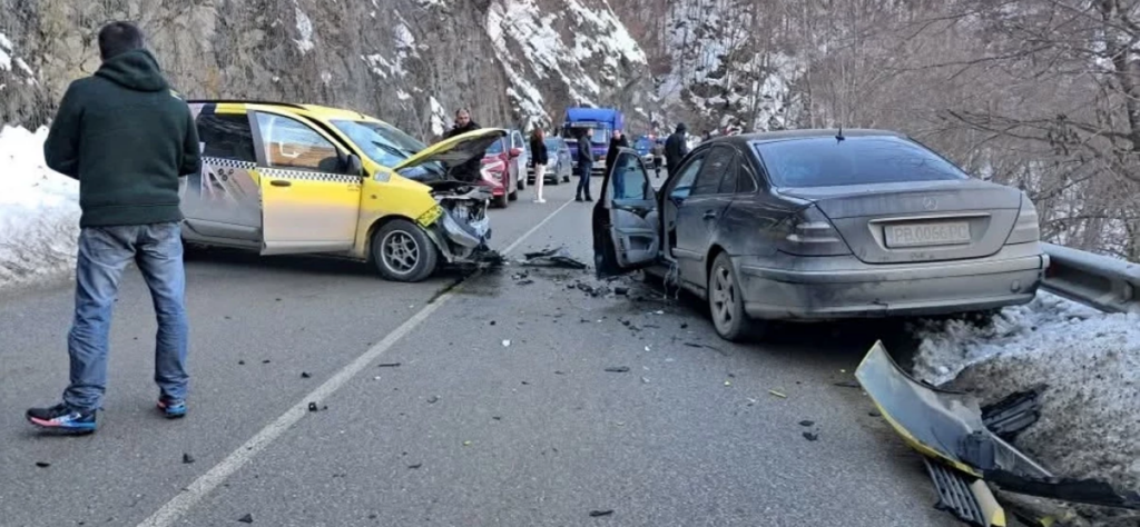 ИЗВЪНРЕДНО!: Тежка катастрофа на пътя за Пампорово, затвориха пътя - колоната е 3 километра