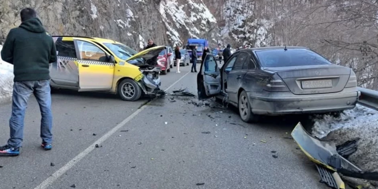 ИЗВЪНРЕДНО!: Тежка катастрофа на пътя за Пампорово, затвориха пътя - колоната е 3 километра