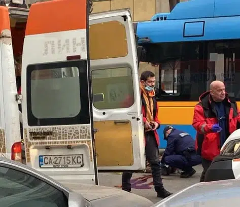 ИЗВЪНРЕДНО!: Жестока трагедия в София, жена загина на място след удар на тролей (СНИМКИ)