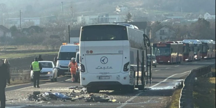 ИЗВЪНРЕДНО от Сърбия!: Ад край Белград - жесток удар между два автобуса, двама загинали и 56 ранени (СНИМКИ)