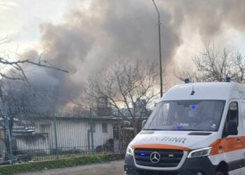 ИЗЪНРЕДНО!: Ад в Бургас - огромен пожар и взривове, пожарни и линейки летят към мястото (СНИМКИ/ВИДЕО)