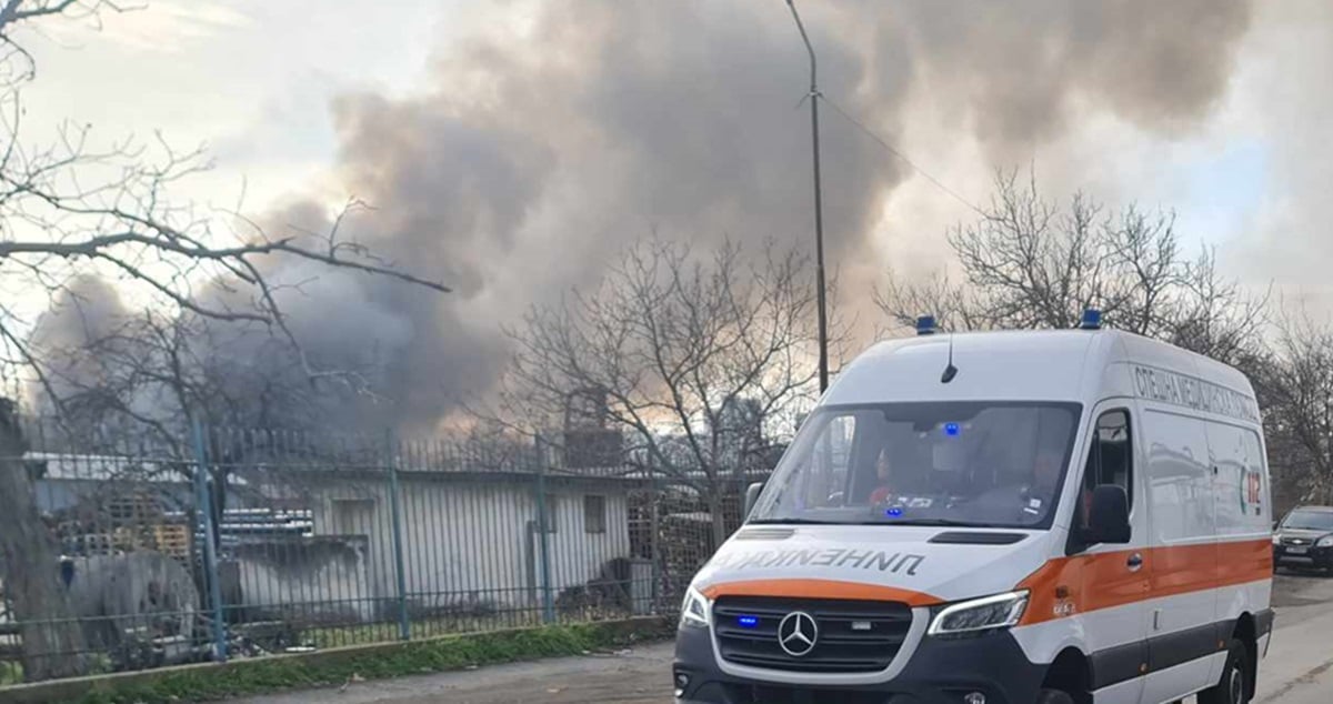 Огромен пожар и взривове в Бургас отпреди минути Огън е