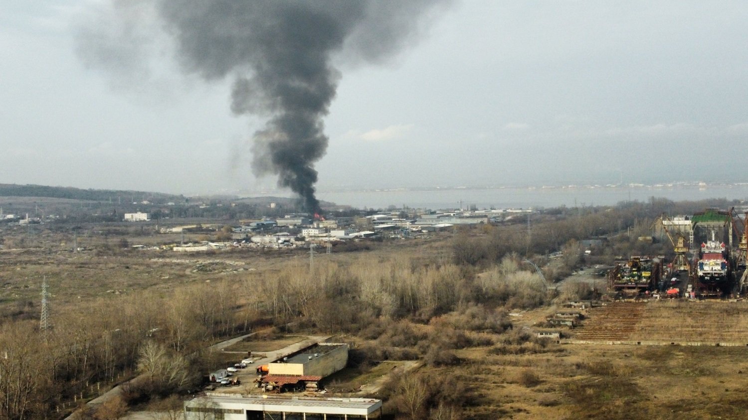 ИЗЪНРЕДНО!: Ад в Бургас - огромен пожар и взривове, пожарни и линейки летят към мястото (СНИМКИ/ВИДЕО)