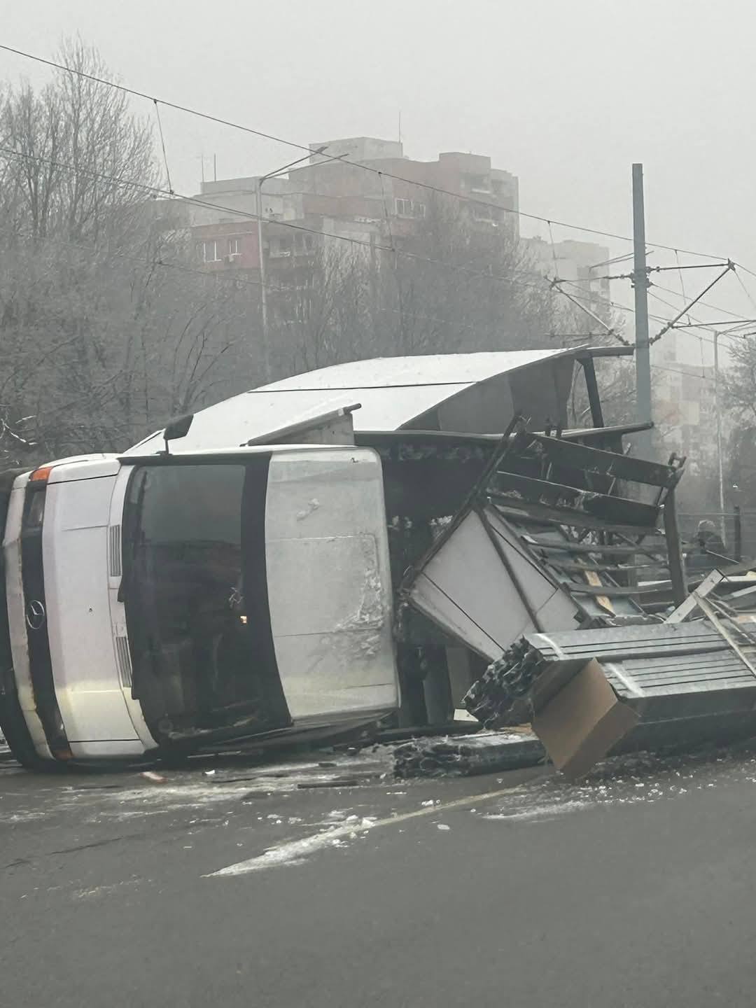 Кошмар в Южна София Микробус се преобърна след страшна катастрофа