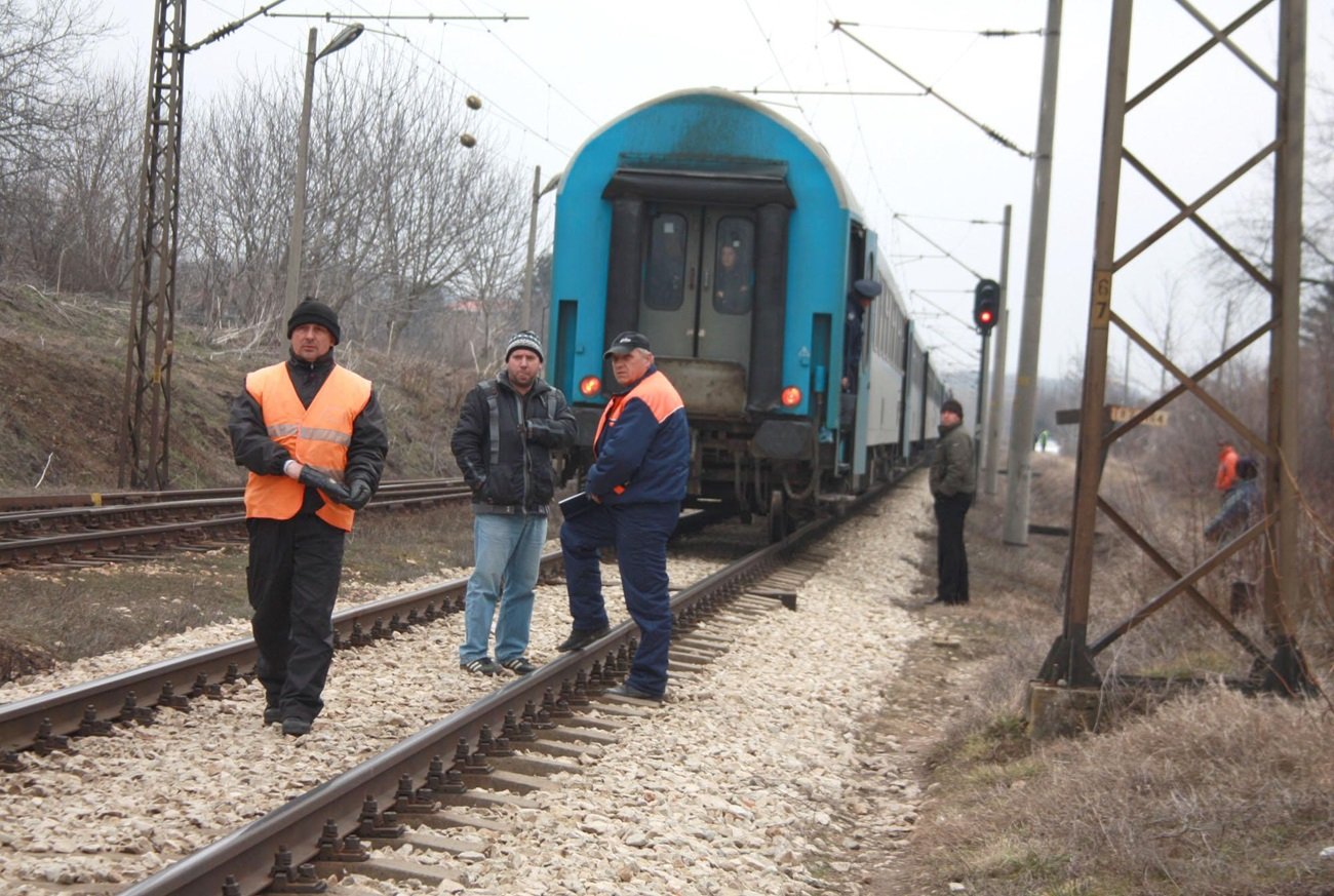 Заплащането в НКЖИ е по малко от това на касиерка