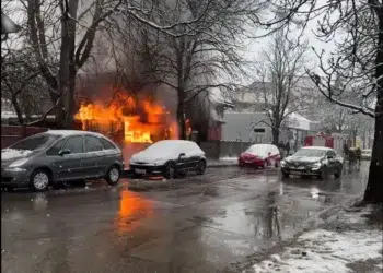 Пламъци лумнаха на пъпа на София, в Овча Купел и Надежда също! Хвърчат пожарни и линейки