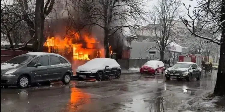 Пламъци лумнаха на пъпа на София, в Овча Купел и Надежда също! Хвърчат пожарни и линейки