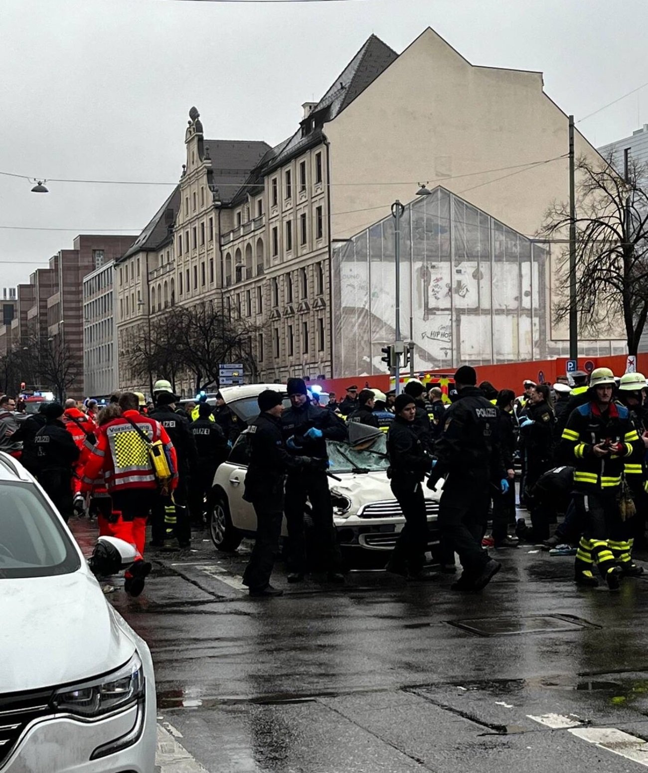 Кола се вряза в пешеходци в Мюнхен има десетки ранени