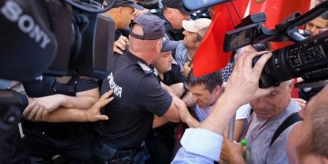 Арест на протеста срещу еврото в София, полицай е откаран в болница! Какво се случва?! (СНИМКИ/ВИДЕО)