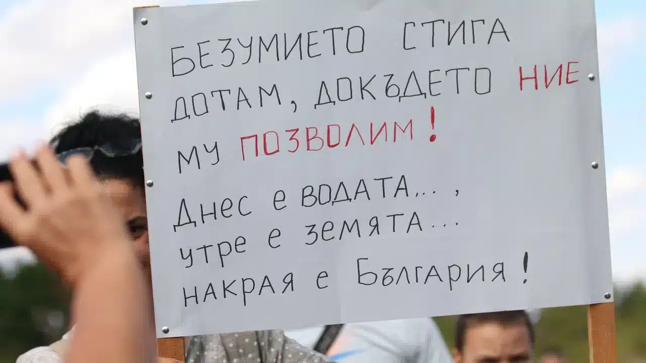 Плевенско в паника: Вода от резервите, но протестите не спират