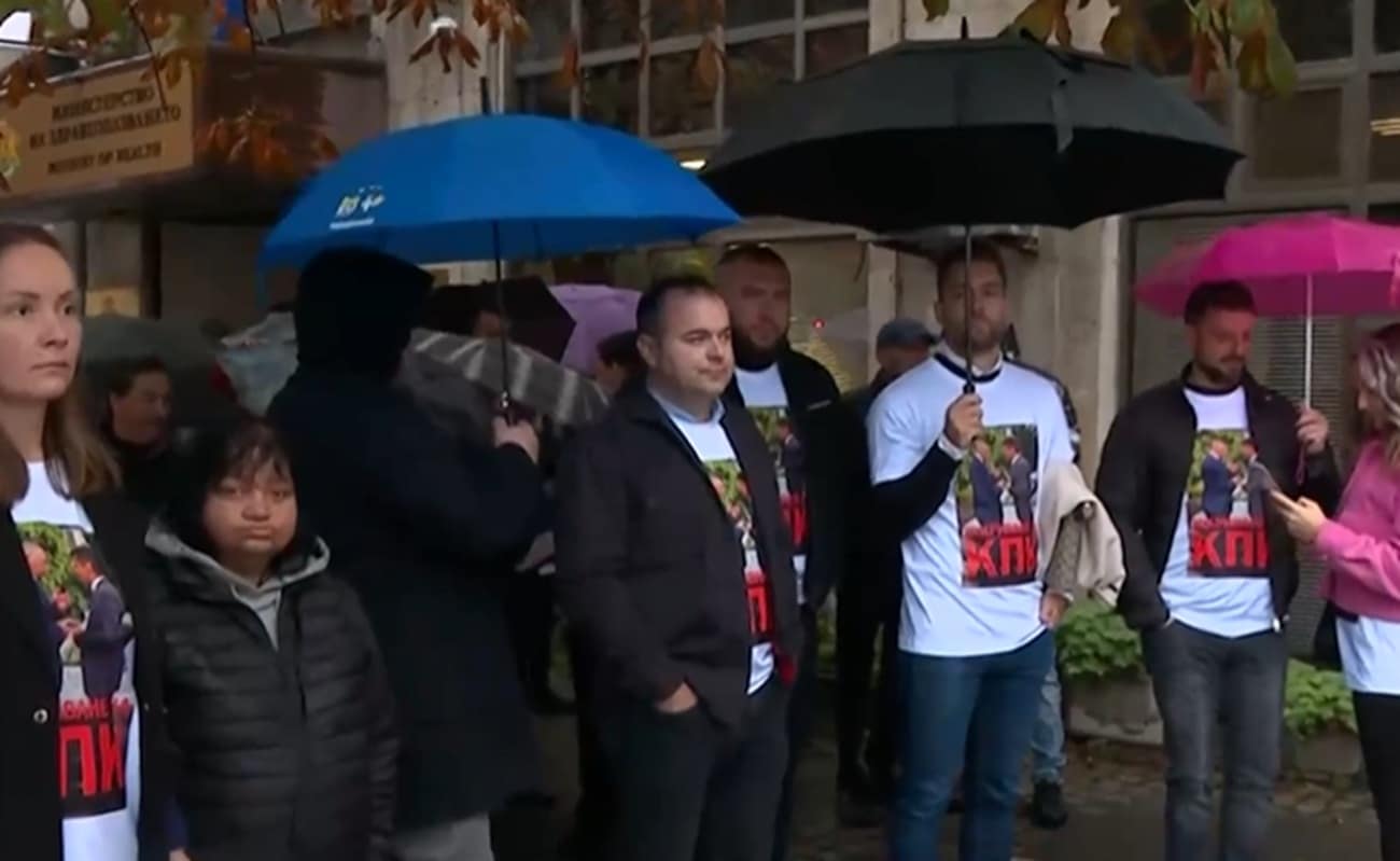 НА ЖИВО-Протест на младежката организация на "ДПС-Ново начало" пред КПК с искане за закриване тази "бухалка" на ПП-ДБ