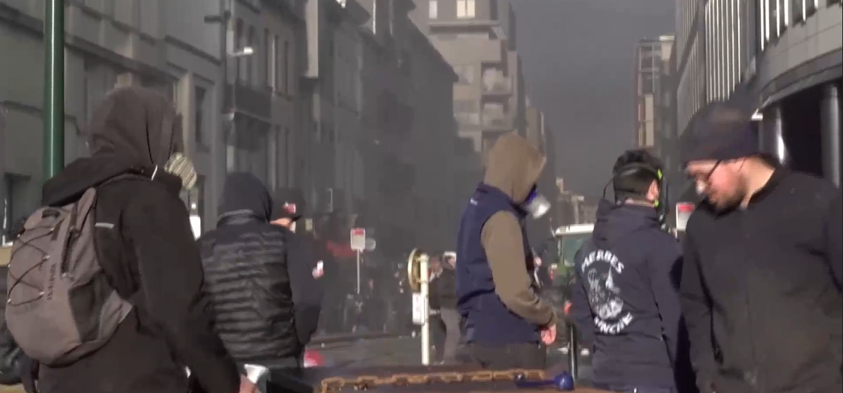 Протестите в Брюксел ескалират: Полицията използва водно оръдие срещу фермери, бой с палки на улиците!