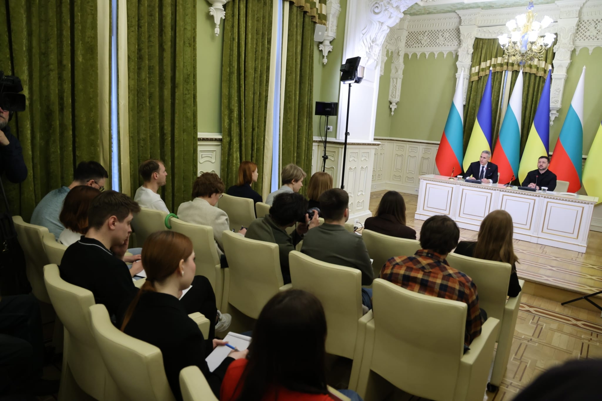 ВЗИВЯВАЩ СКАНДАЛ В ПАРЛАМЕНТА: Какво представлява споразумението, което раздели политиците