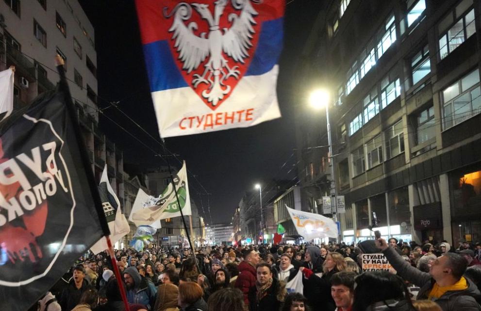 ПЕТИЯТ ЕТАЖ НА СМЪРТТА: Смъртта на студентка разтърси Белградския университет, нощните протести ескалираха