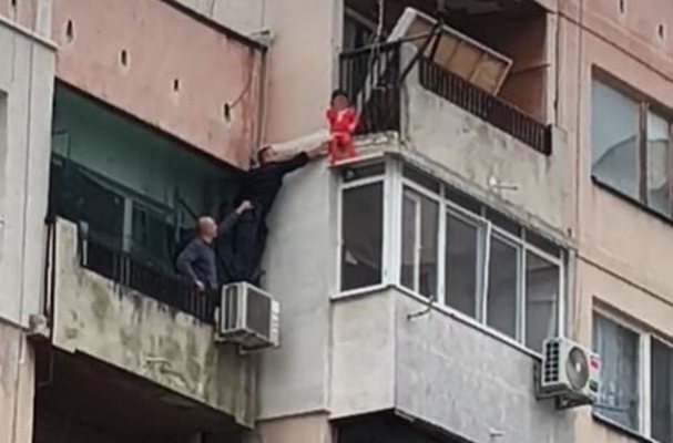 Драма на осмия етаж в Ямбол: 3-годишно дете оцелява чудом – двамата малчугани ще бъдат събрани в приемно семейство
