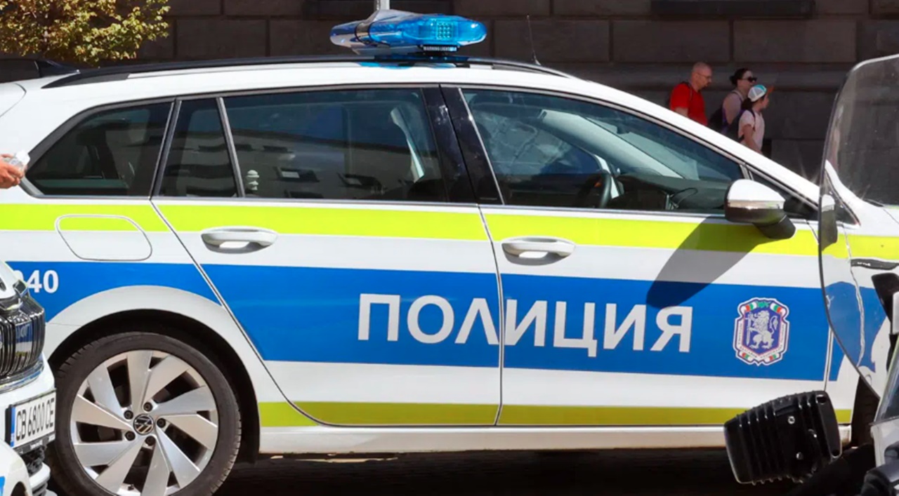 ПОРЕДНА АКЦИЯ СРЕЩУ КУПЕНИЯ ВОТ: Полицаи в Дупница иззеха пари, лаптоп, цигари и списък с имена
