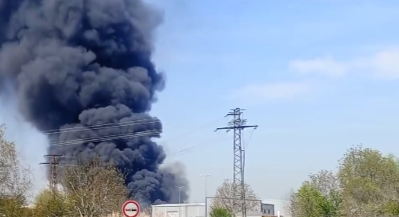 ИЗВЪНРЕДНО! Голям пожар в Пловдив, гори автоморга и има риск от разрастване (ВИДЕО)